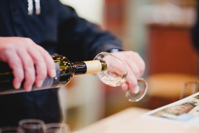 Im neuen Genussbereich präsentieren Winzer und Manufakturen hochwertige Produkte und laden zum Probieren ein.